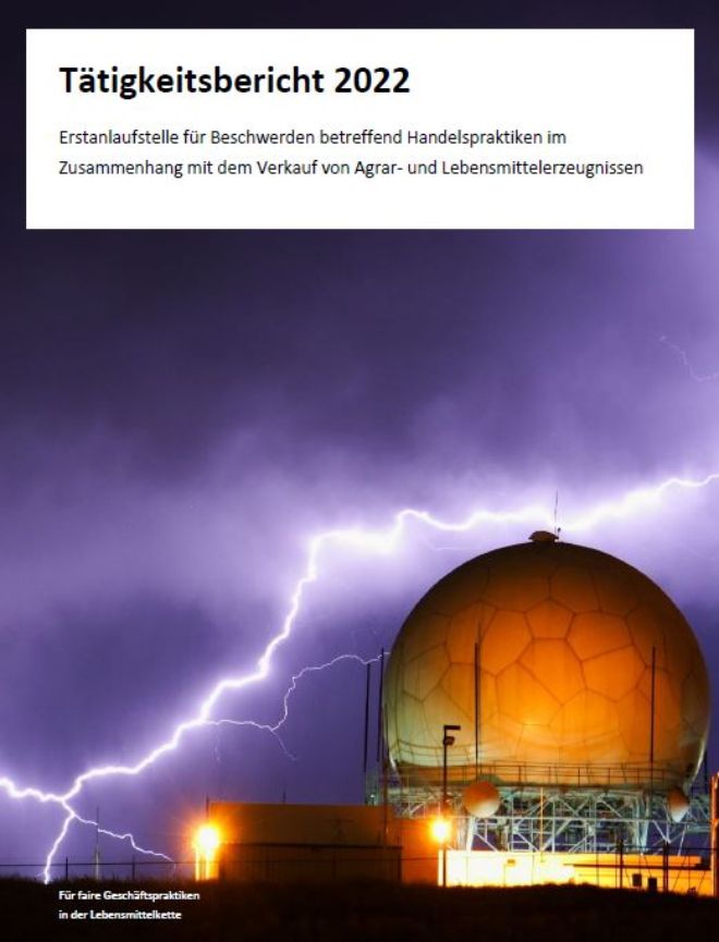 Radarkugel mit Blitz am Nachthimmel